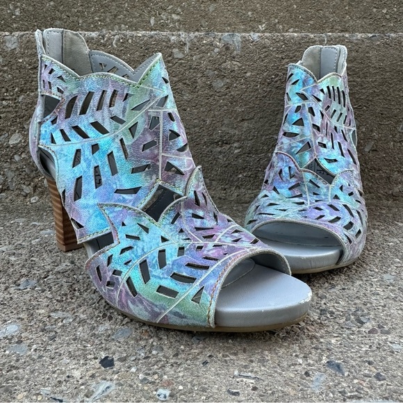 L'Artiste Amora Hand Painted Leather Peep Toe Laser Cut Blue Sandal - Picture 1 of 7